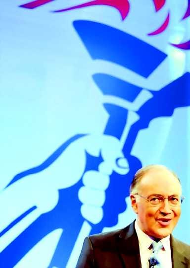 Toivoton tehtävä . Britannian konservatiivien uusi johtaja Michael Howard ei ole onnistunut kääntämään puolueen kurssia.