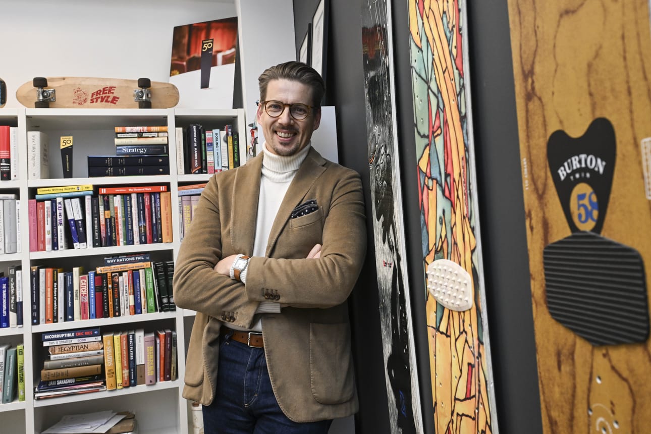 Mikko Leskelä vetää brittiläistä Thinkers50-organisaatiota toimistoltaan Helsingin Punavuoresta. Kirjahyllyssä on teoksia professoreilta, joiden kanssa hän keskustelee videoyhteydellä päivittäin. Seinällä riippuu klassikkolautoja 90-luvulta.