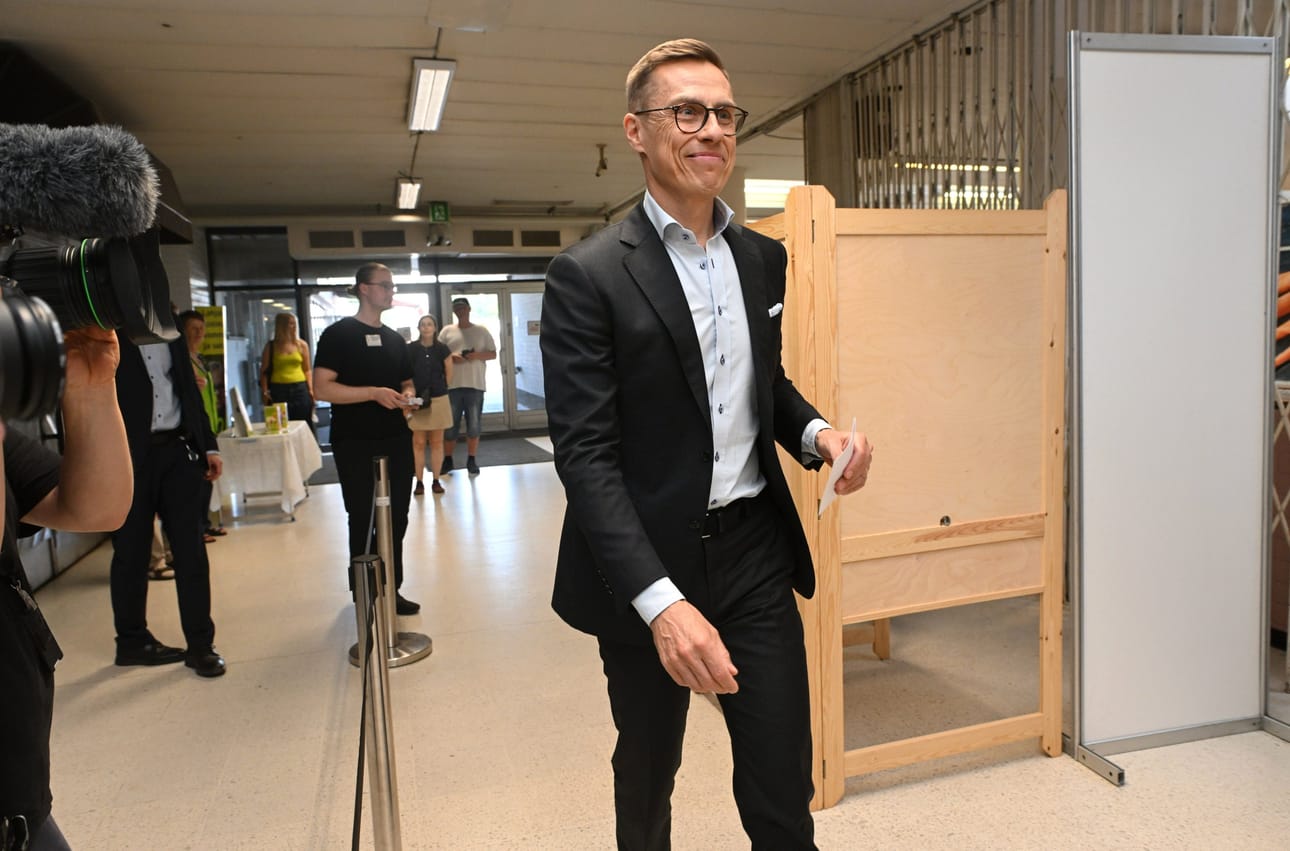 Presidentti Alexander Stubb kävi maanantaina äänestämässä ennakkoon eurovaaleissa Helsingissä. LEHTIKUVA / Mikko Stig