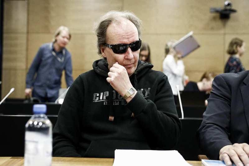 Sarjakuristaja Michael Penttilä piiloutui mustien aurinkolasien taakse Helsingin hovioikeudessa keskiviikkoaamuna.