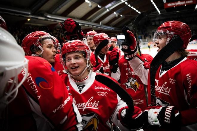 Sportin pelaajilla oli ottelun jälkeen hymy herkässä ja ilo ylimmillään. KUVA: OSKU PIENIMÄKI/ESA SILTALOPPI MEDIA