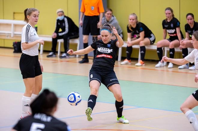 Kapteeni Maarit Vitikka oli yksi kotijoukkueen maalintekijöistä, kun FC Sport pelasi viidenteen peräkkäiseen voittoonsa.