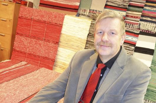Olli Ketola tapaa paljon ihmisiä tilausmattomyymälässä Maxin kauppakeskuksessa. KUVA: SARI HEINILÄ