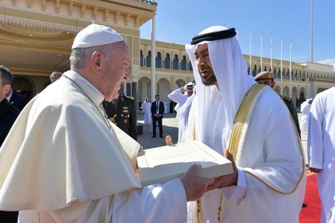 Paavi Franciscus (vas.) hyvästeli Abu Dhabin kruununprinssin sheikki Mohammed bin Zayed Al Nahyan tiistaina Abu Dhabin lentokentällä. KUVA: VATICAN MEDIA HANDOUT