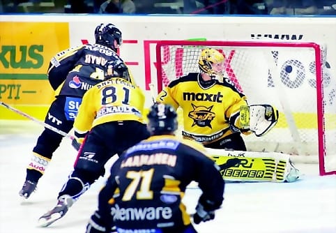 Hannes Hyvönen iski Kärppien 3-3-tasoituksen.