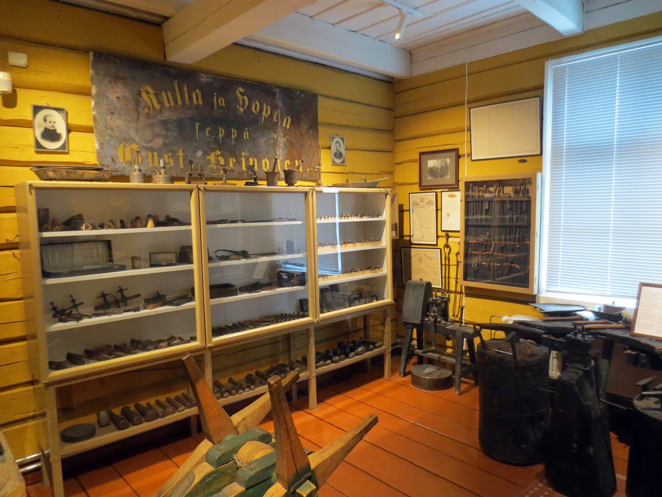 Raahen museossa voi tutustua Gustaf Heinosen verstaaseen, jossa on esillä työpöytä, erikokoisia alasimia ja sormuslanganvetopenkki. Vitriinissä on erilaisia viiloja, vasaroita ja muotteja esimerkiksi rintakorujen valmistusta varten. Heinonen toimi myös optikkona, siitä kertovat kaapissa olevat erilaiset linssit ja sovitussangat.
