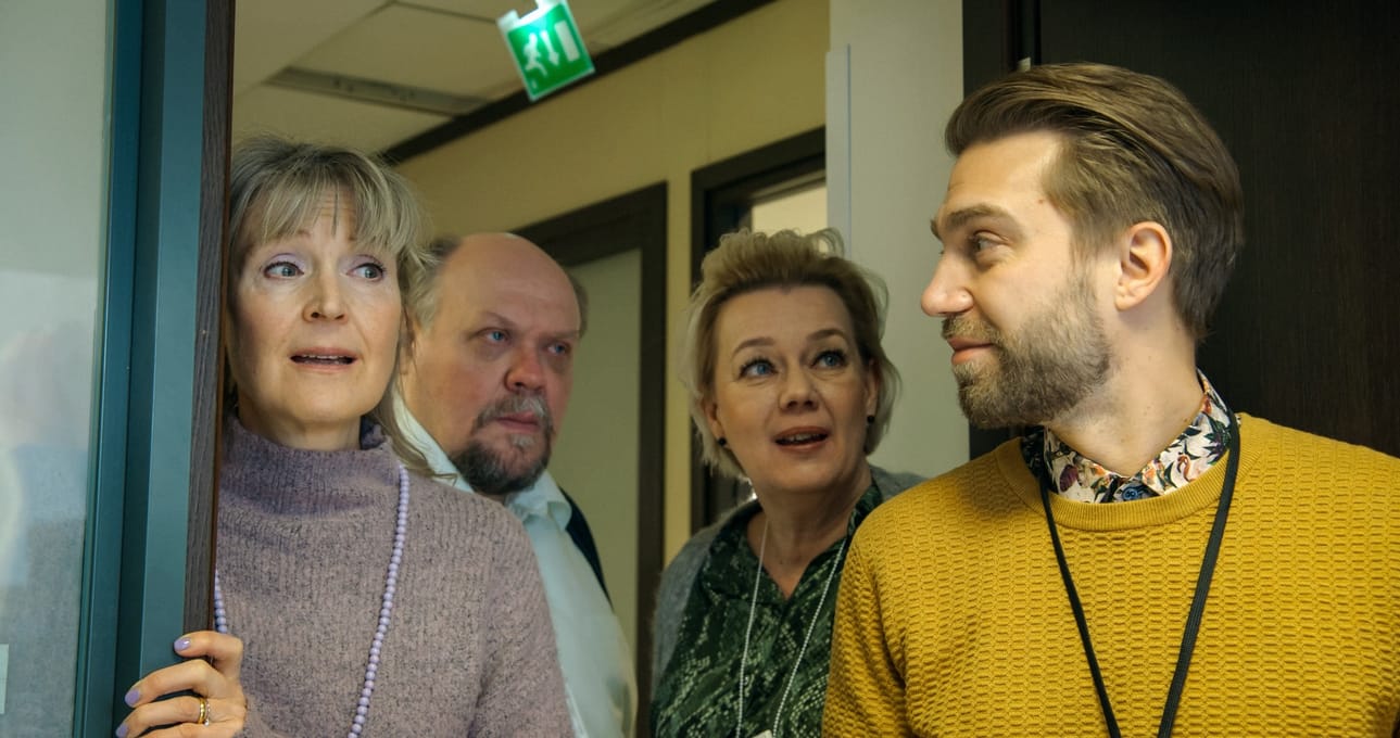 Sisäilmaa-sarjassa työtoverit Sanna (Milka Ahlroth), Seppo (Hannu-Pekka Björkman), Kaija (Sari Siikander) ja Pasi (Jarkko Niemi) ovat epätäydellisiä arjen sankareita.