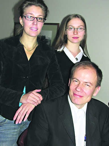 Lupaava tulos. Tampereen yliopiston yhdyskuntatieteen laitoksen tutkijat Jenni Airaksinen (vas.), Anni Jäntti ja Arto Haveri selvittivät, että Kainuun vuoden toiminut hallintokokeilu on alkanut hyvin.