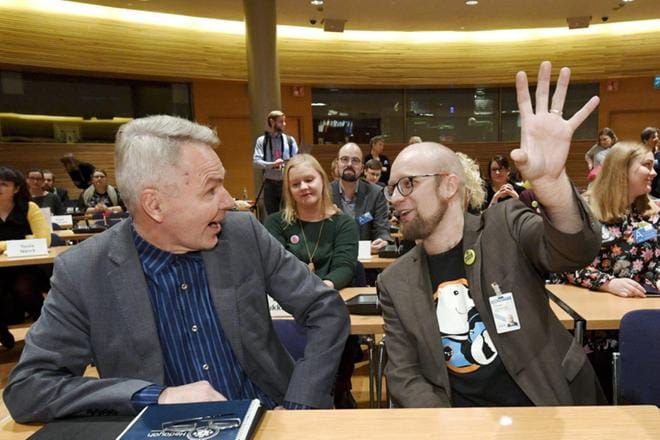 Kansanedustaja Pekka Haavisto (vas.) valittiin puolueen väliaikaiseksi puheenjohtajaksi vihreiden puoluevaltuuskunnan kokouksessa. Vieressä varapuheenjohtaja Veli Liikanen. Edellinen puheenjohtaja Touko Aalto väistyi lokakuun lopulla vihreiden puheenjohtajan paikalta uupumuksesta johtuvan sairasloman vuoksi. LEHTIKUVA / MARKKU ULANDER