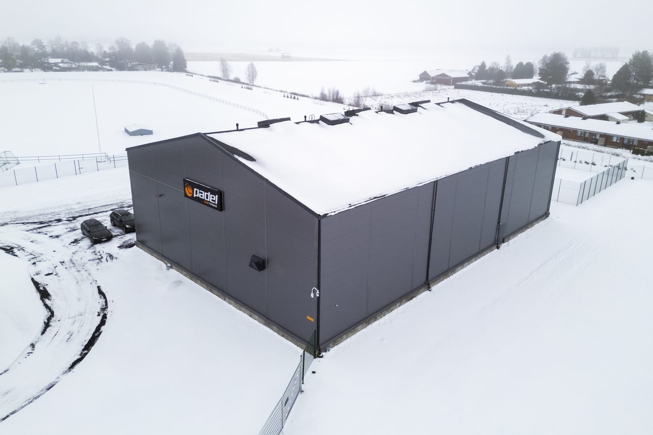 Laihian monitoimihalli tulee entisen padel-hallin tiloihin. Hallin taakse, missä näkyy aidattu alue, tulee ulkokenttä padelille.