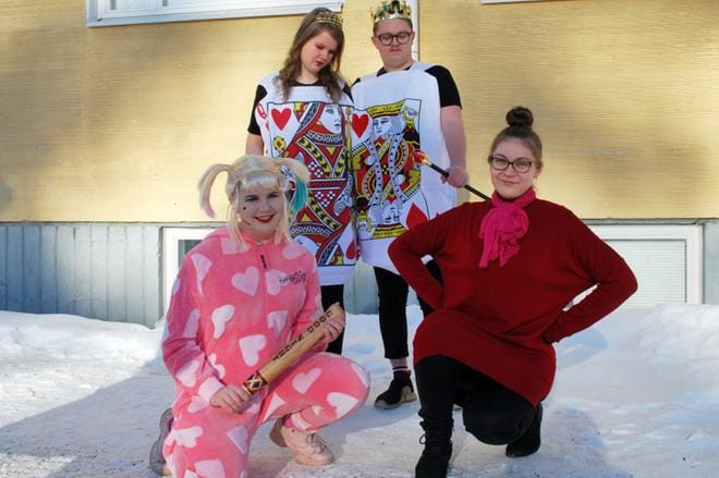 Jonna Ahola, Jami Tapanimäki, Katariina Kallio ja Heidi Jokiniemi osallistuivat Alavuden penkkareihin. KUVA: IDA NURMI