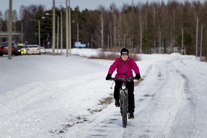 Ravintovalmennus kuori Atrialla kolmivuorotyötä tekevän Teija Lillin kehosta sinne hiipineitä rasvoja sekä mielestä väsymystä. Työmatkansa hän kulkee Tanelinrannasta läpi vuoden pyöräillen. KUVAT: JAAKKO ELENIUS