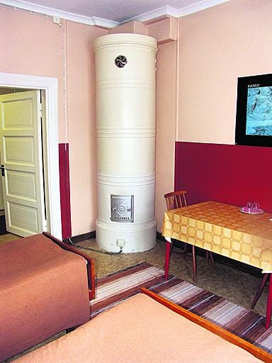 Kajaanin katukuvasta keväällä poistuneen matkustajakodin huoneissa oli rillumarei-ajan tunnelmaa.