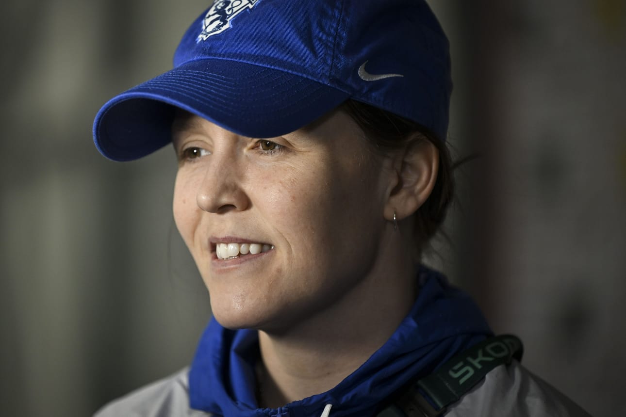 Tshekissä pelattavissa MM-kilpailuissa Karvinen kantaa ensimmäistä kertaa Naisleijonien kapteenin C-kirjainta. LEHTIKUVA / Emmi Korhonen