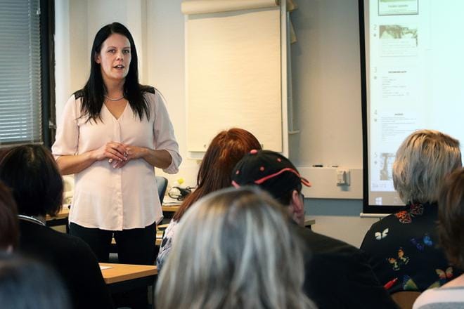 Jalasjärven Koskuelle avattavan Hoivakoti Kultahelmen työvoimatarpeesta kertoi Meri Saarinen. KUVA: JANINA SAARELA