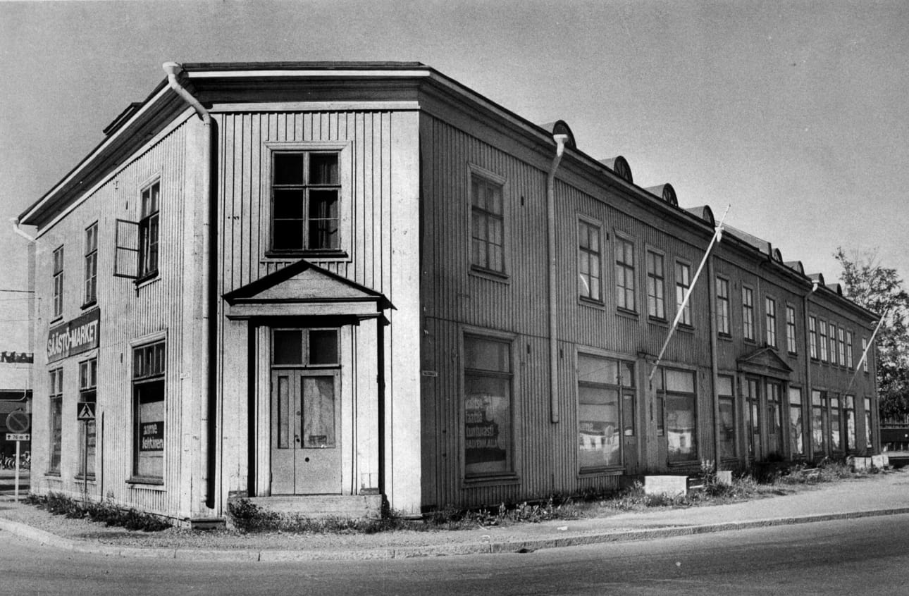 Ensimmäinen Säästömarket nousi Valtionkadun ja Puskantien kulmaukseen 1968. Kauppaa tehtiin alakerrassa ja Lehtisen kauppiasperhe asui yläkerrassa.