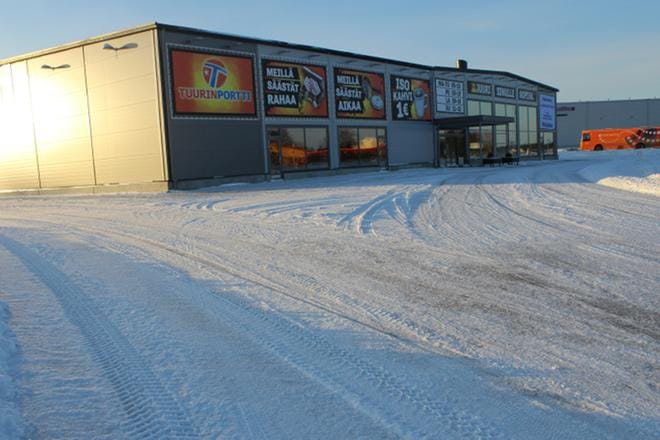 Tuurinportin liikekiinteistöön tulee jälleen toimintaa. Vesa Keskinen osti rakennuksen osaksi piha- ja puutarhamyymäläkokonaisuutta. KUVA: REIJO HEIKKILÄ