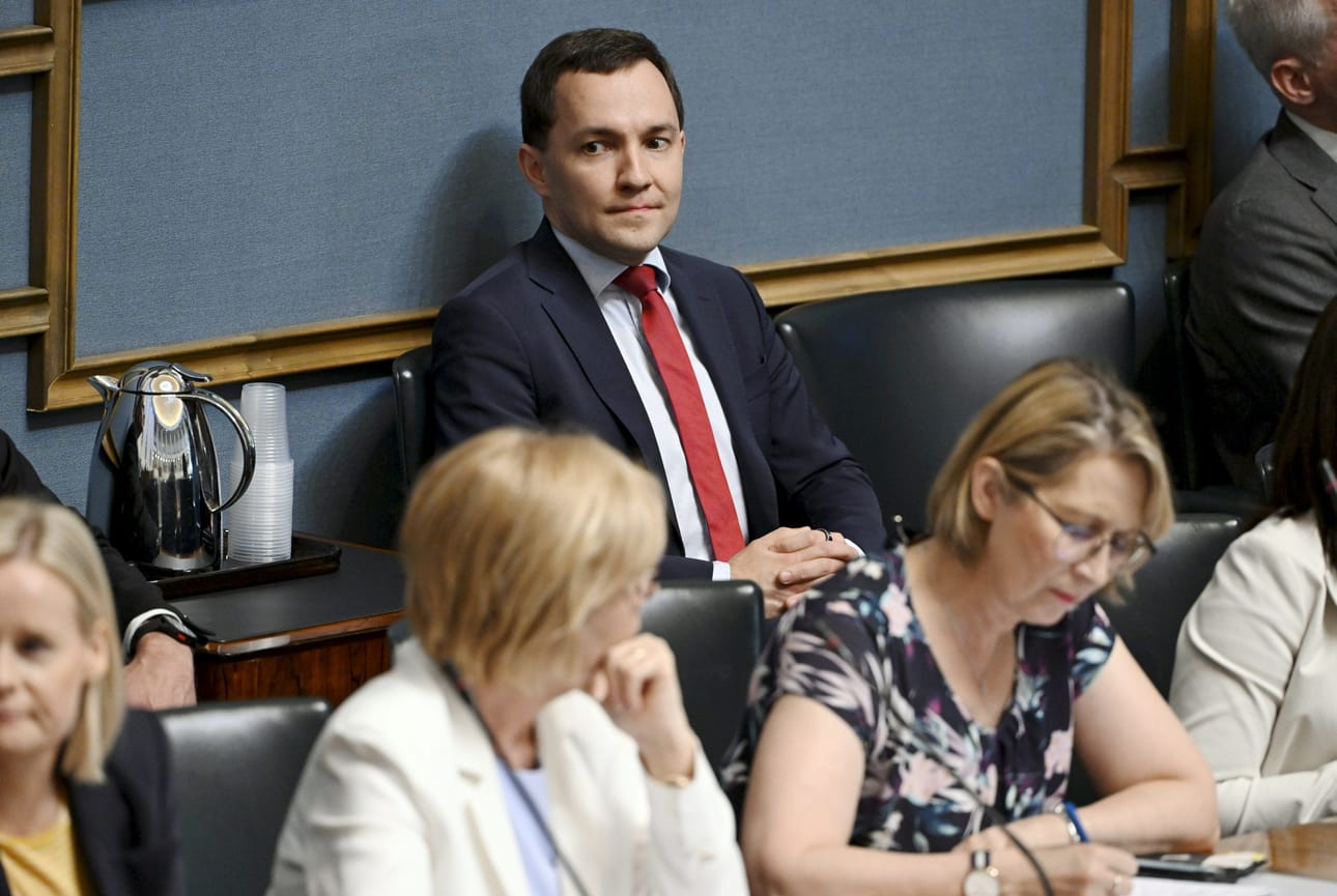 Oppositiopuolueiden mukaan on noussut epäilys, nauttiiko elinkeinoministeri Wille Rydman (ps.) pääministerin ja kaikkien hallitusryhmien luottamusta. LEHTIKUVA / Mikko Stig