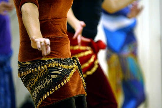 Kauniit kankaat ja kimaltavat koristeet kuuluvat itämaiseen tanssiin. Tanssinopettaja Pirjo Huuskon (oik.) esittelemän kynttiläkruunun malli on kenties peräisin jopa pyramidien rakentamisen ajoilta.