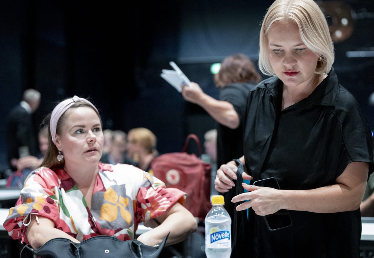 Miina-Anniina Heiskanen (vas.) ja Pia Hiltunen Oulun kaupunginvaltuuston kokouksessa syksyllä 2024.