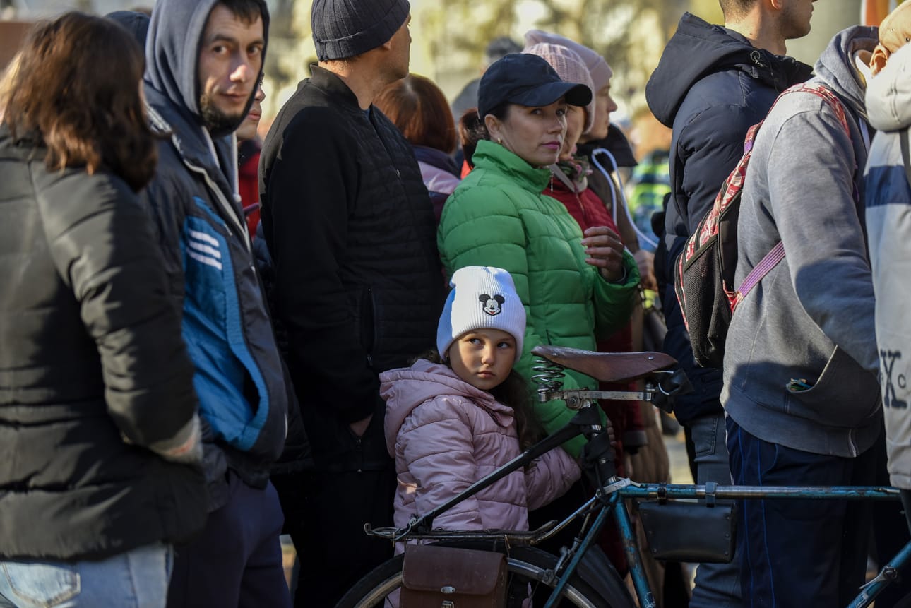 Ihmiset jonottivat humanitaarista apua vasta vapautetussa Hersonissa tiistaina 15. marraskuuta. Ukrainan viranomaisten mukaan koko kaupungin infrastruktuuri tuhoutui Venäjän miehityksen aikana.