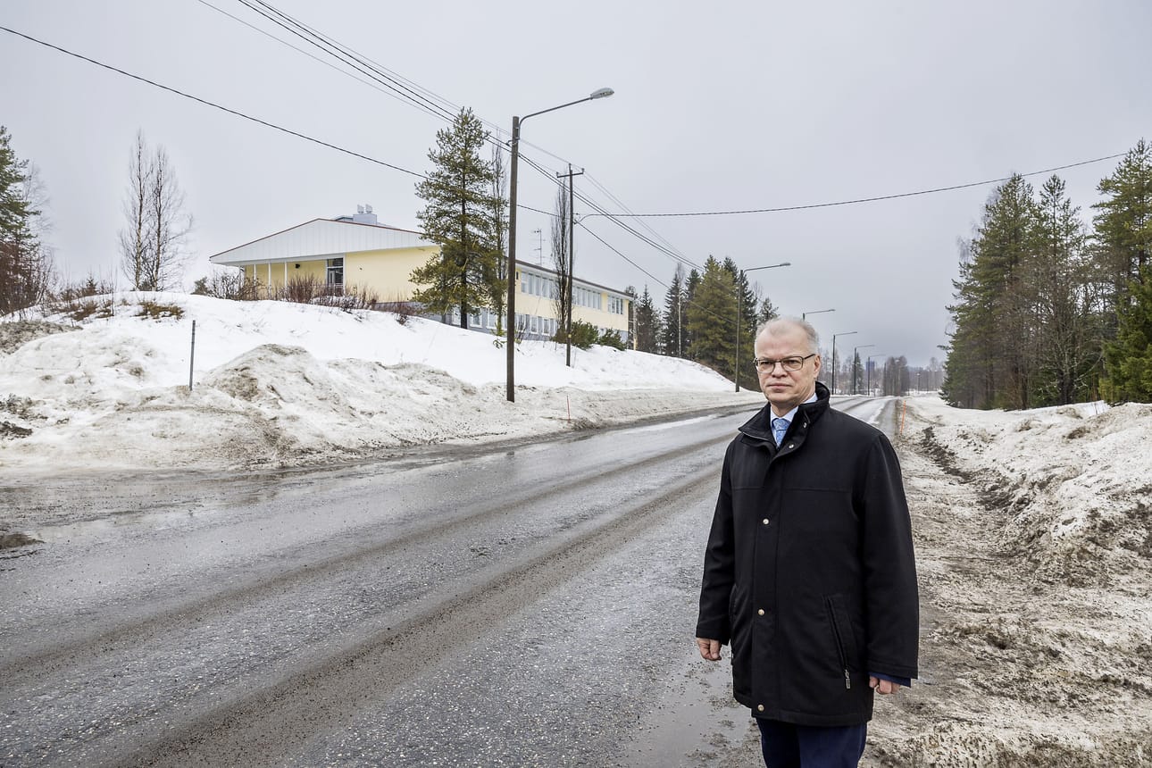 Tervolan kunnanjohtaja Mika Simoska kertoo, että uusi kävely- ja pyöräilyväylä kulkisi Itäpuolentien vartta kuvassa taustalla näkyvän lukion liittymän kohdilta Mattisen raviradalle asti. Pituutta sillä olisi noin kymmenen kilometriä.