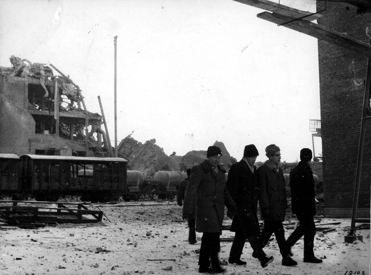 Räjähdyksen jälkeisiä tunnelmia Typpi Oy:n tehdasalueella.