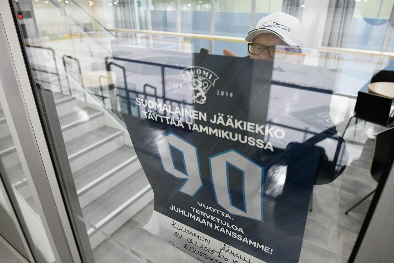 Suomen Jääkiekkoliiton ysikymppisiä juhlitaan myös Kuusamossa. Ari Ohtamaa kiinnitti julistetta jäähallin kahviossa.