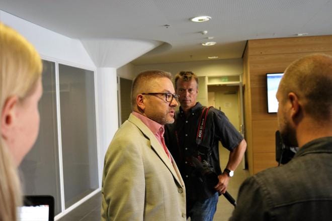 Keijo Vilhusen asianajaja Markku Fredman saapui Helsingin käräjäoikeuteen perjantain vangitsemisistuntoon. KUVA: Markku Uhari