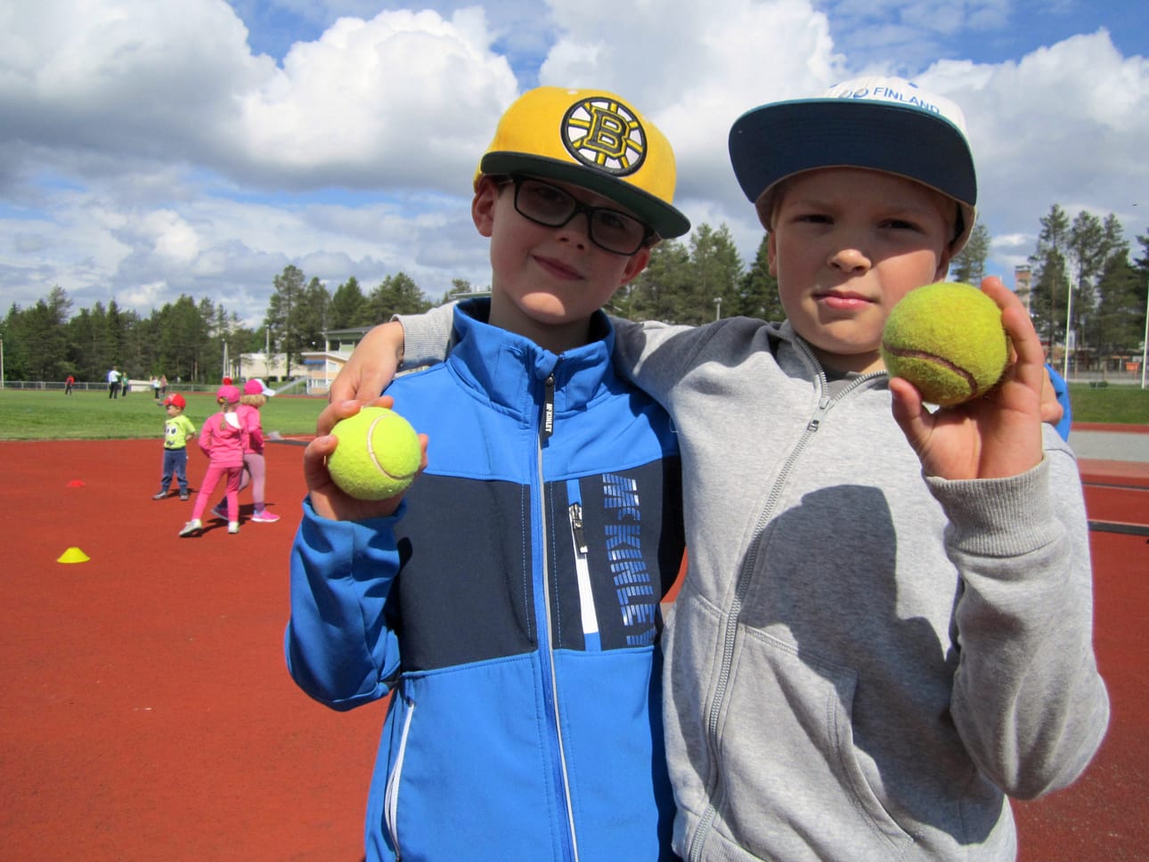 Pallonheittoa kerhossa kokeilleet Oliver Ratcliffe (vas.) ja Joona Määttä tykkäävät jalkapallosta ja juoksemisesta. Talvella he pelaavat jääkiekkoa samassa joukkueessa.