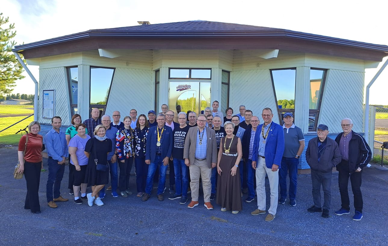 Kauhavan alueen rotaryklubit ottivat piirikuvernööri Suvi Lindenin vastaan kurssikeskus Mutterissa, joka sijaitsee kivenheiton päässä lentokentän kiitotiestä.
