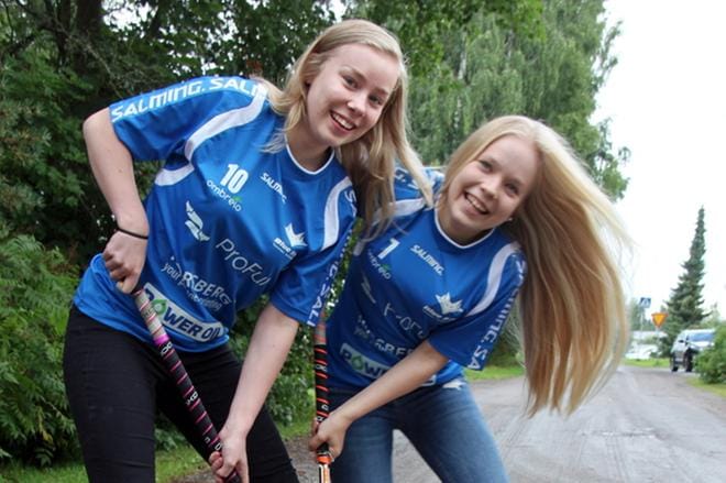 Iina-Maaria Hakalalla ja Venny Hovilalla on edessään salibandyn SM-sarjakausi. KUVA: MIA KÄRKKÄINEN