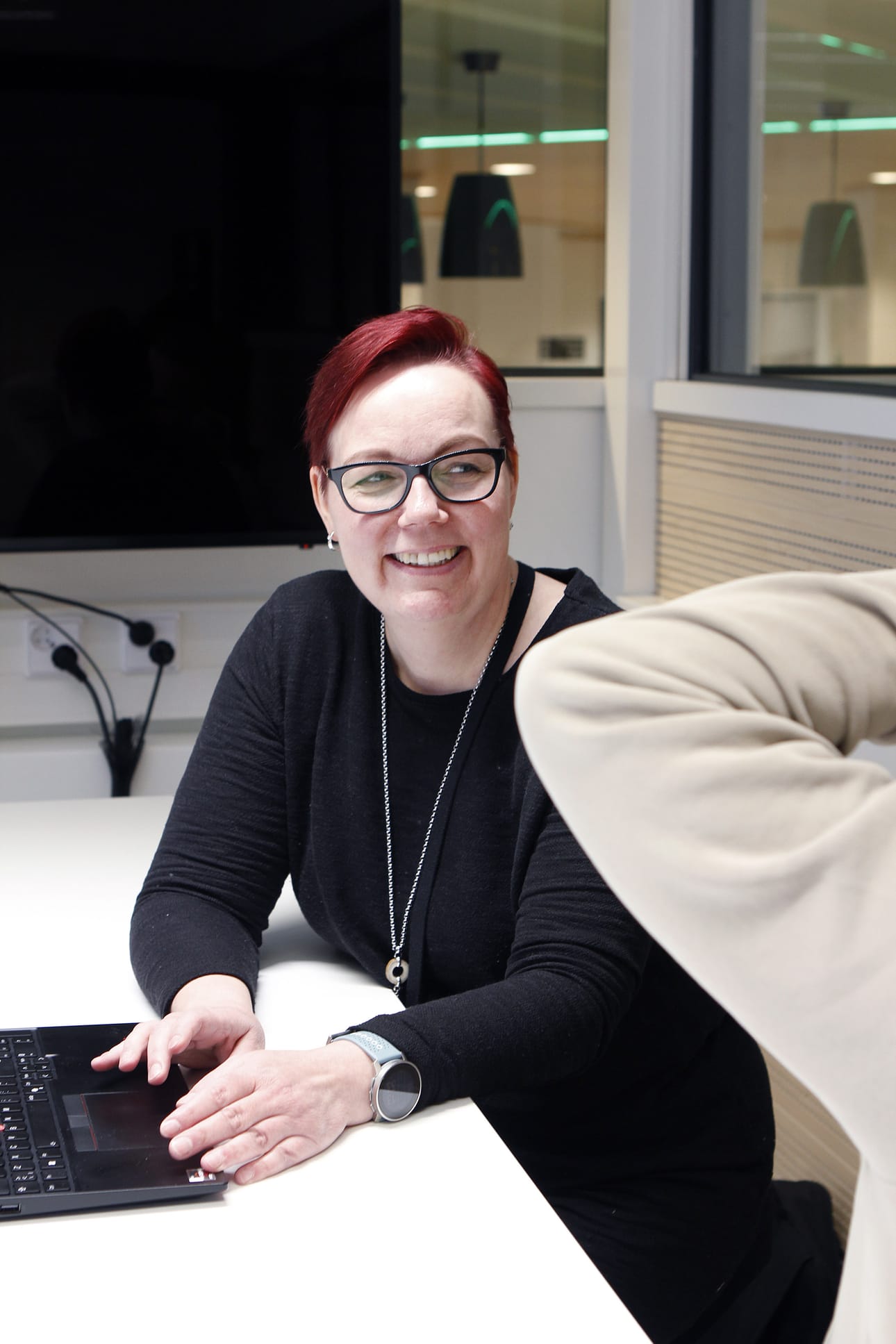 Lappian lehtori Susanna Malin keskustelee tutkinto-opiskelijan kanssa, joka kulkee koulussa avovankilalta käsin.