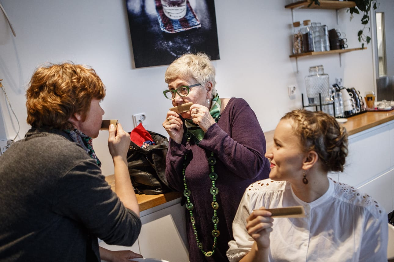 Minsku Tammela (vas.) opetti kammansoittoa Anne-Maria Alaluusualle ja Eveliina Ollilalle vuoden 2018 Jutajaisissa.