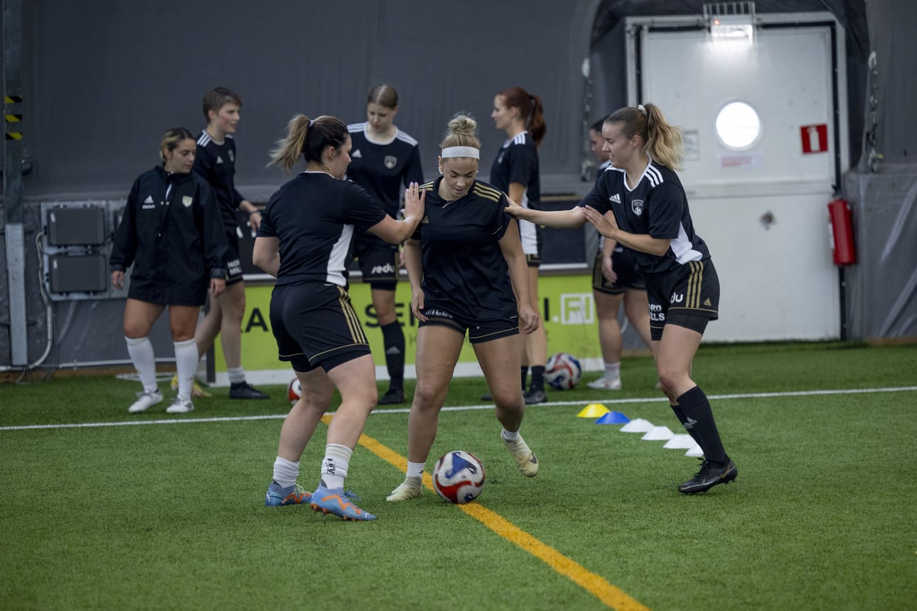 SJK etenee peli kerrallaan, vaikka nousukarsintapaikka onkin jo varma. Kuvassa Sofia Kukila, Hilla Koskinen ja Emma Kunnaspuro.