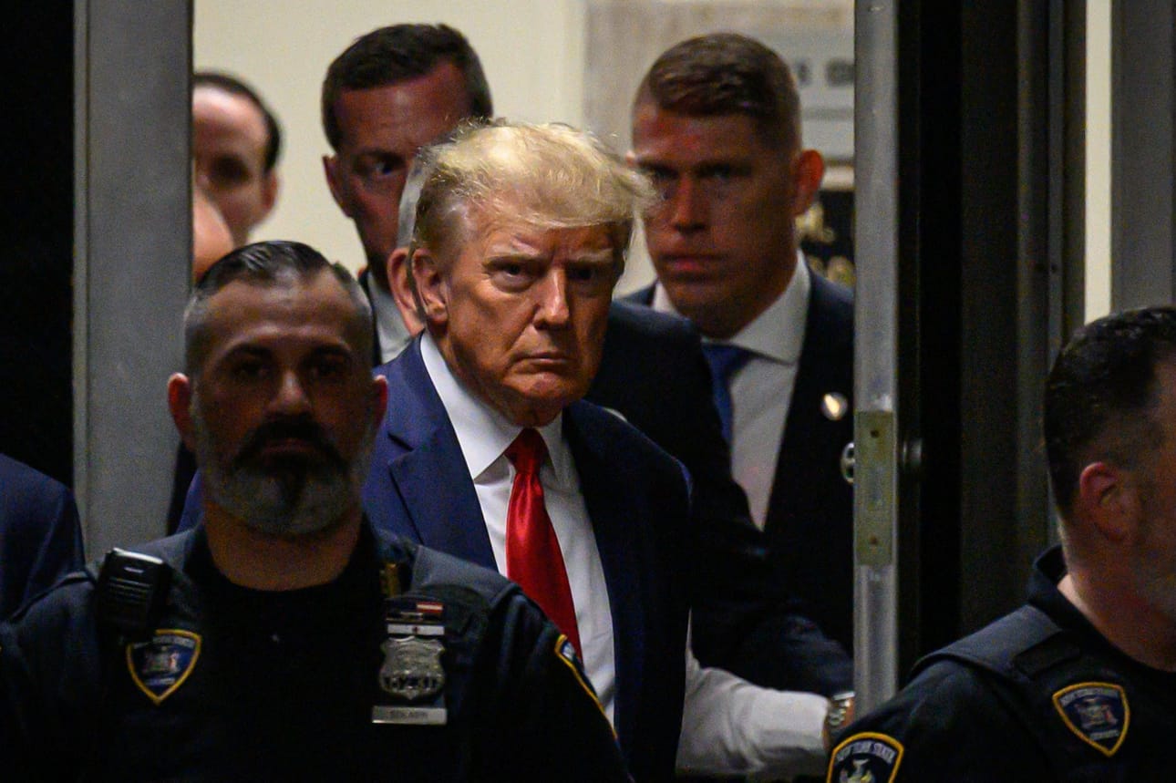 presidenttiä paljastamasta tapauksesta todisteisiin liittyviä yksityiskohtia. Esitys koskee Trumpia vastaan viime viikolla nostettuja syytteitä, jotka liittyvät hänen pyrkimyksiinsä kumota vuoden 2020 presidentinvaalien tulos. AFP / LEHTIKUVA