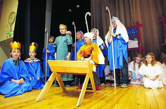 Markus Ylisirniö, Jussi Aho, Miika Puitti, Arttu Vuosku, Joona Lehtinen, Otto Sjögren, Sanna Kuusela, Miikka Kylmänen, Joona Valtti, Emilia Hietala ja Reeta Haaraniemi odottavat jo joulujuhlaa.