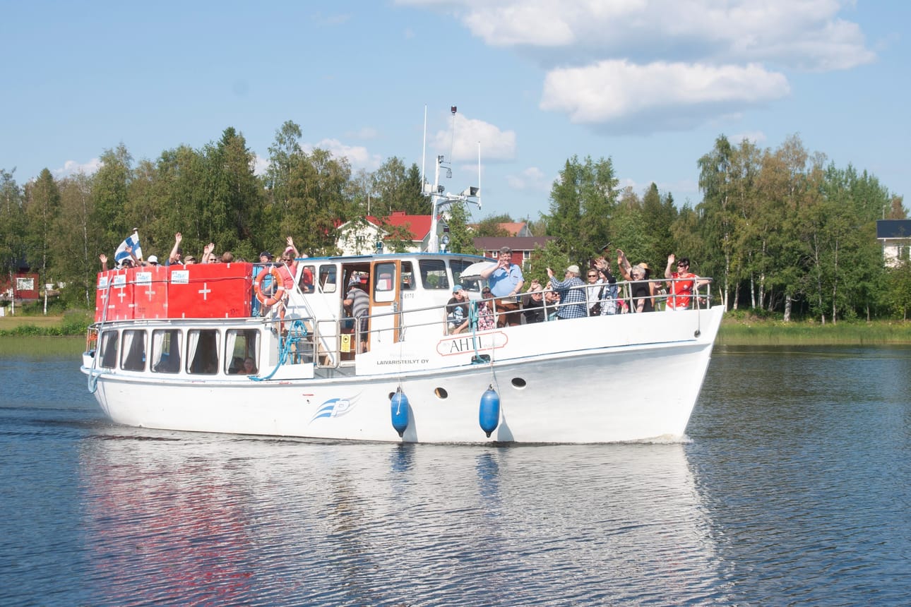 M/S Ahti risteilee Pyhäjärvellä läpi kesän. Erityisen suosittuja ovat tilausristeilyt muun muassa työporukoiden kesken.