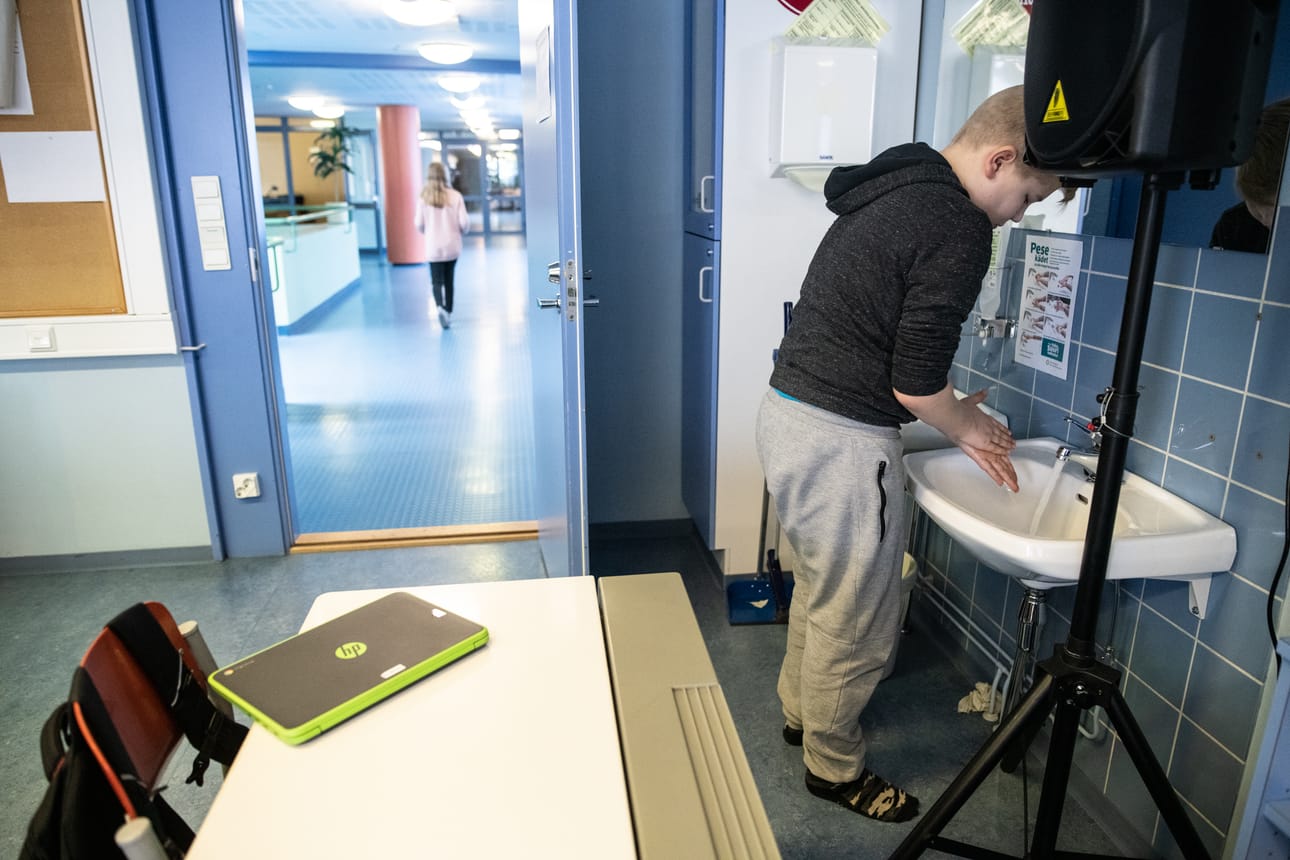 Kouluissa noudatetaan nyt erityisen hyvää käsihygieniaa. Jesse Mursu pesi käsiään tiistaina Torangin koulussa.