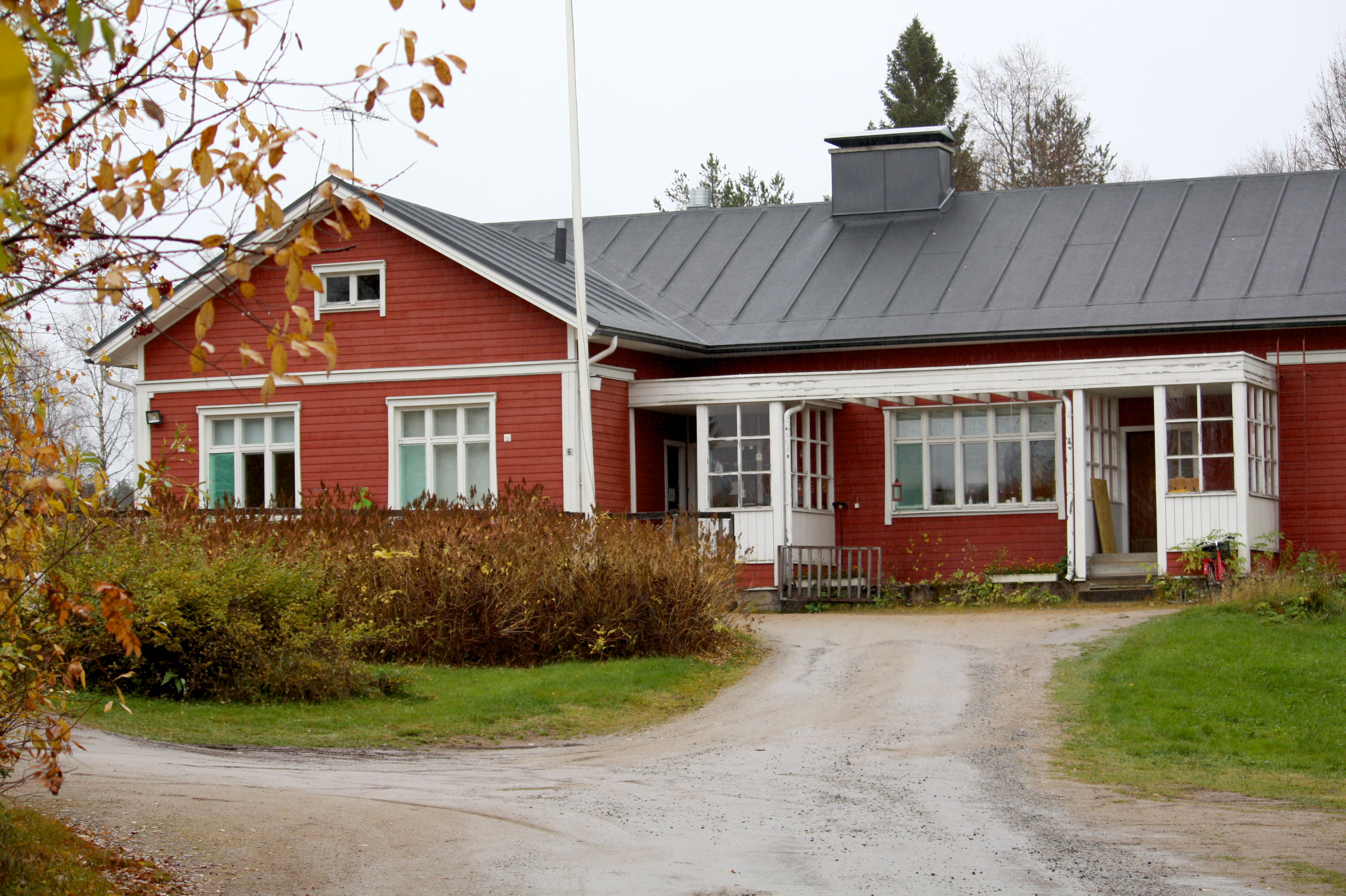 Taivalkosken seurakunta myymässä pappilaa rahan säästämiseksi –  "Näin suuriin alijäämiin seurakunnalla ei ole mahdollisuutta"