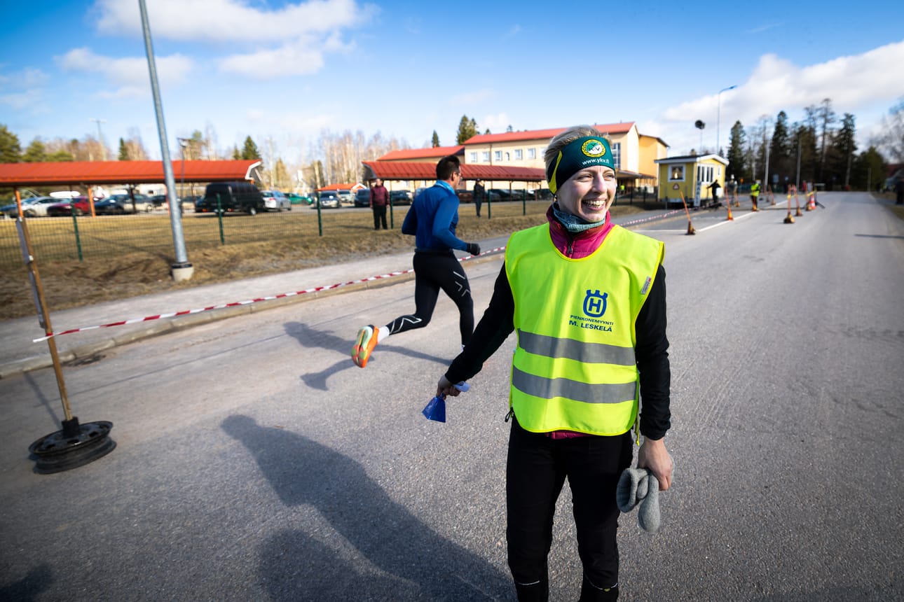 Eija Keski-Säntti toimi sunnuntaina Komian kirkon hölkän tapahtumajohtajana.