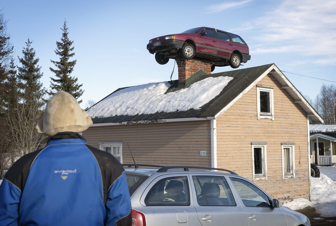 Piipun nokassa oleva auto on herättänyt paljon huomiota ja työllistänyt myös poliisia.