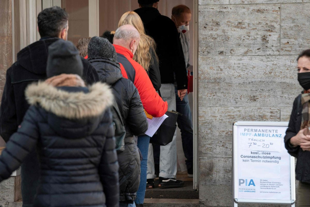 Ihmisiä jonottamassa koronarokotukseen Stuttgartissa Saksassa perjantaina. Lehtikuva/AFP
