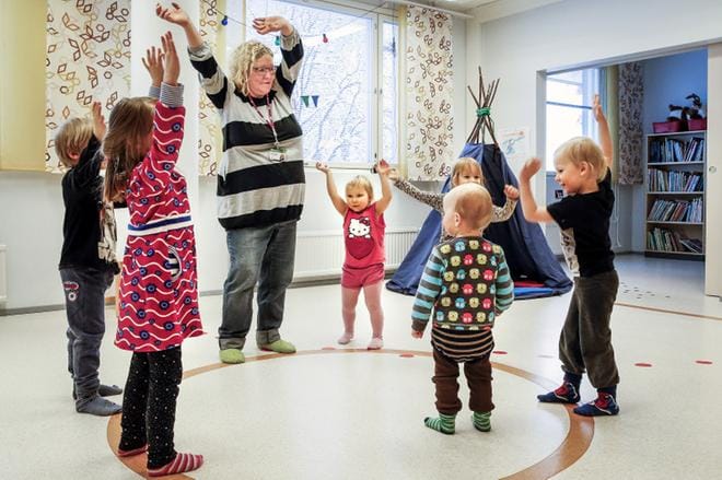 Saamenkielistä varhaiskasvatusta on tarjolla saamelaisalueen lisäksi Rovaniemellä, Oulussa ja Helsingissä. Rovaniemen kielipesän lapset harjoittelivat Stállodánsa-laulua tiistaina juhlittavaa kansallispäivää varten.