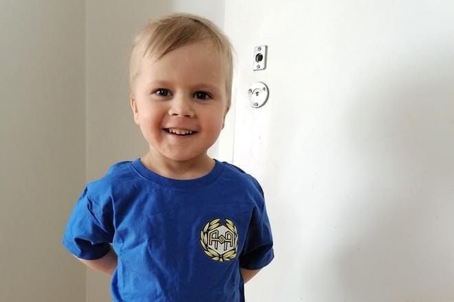 Noel Höykinpuro on innokkaasti ja iloisesti mukana #Seurapaitapäiväkotona -kampanjassa. Hän osoittaa näin tukensa Alajärven Ankkureille. KUVA: TEEMU HÖYKINPURO