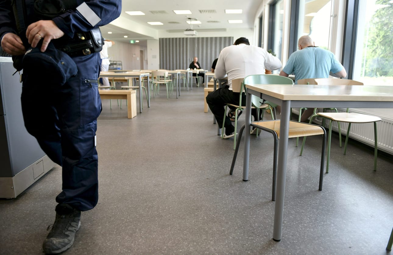 Vankeja ruokailemassa Keravan avovankilassa. Laki sanoo, että vankien ruokahuolto on järjestettävä niin, että vangit saavat terveellisen, monipuolisen ja riittävän ravinnon. LEHTIKUVA / Heikki Saukkomaa