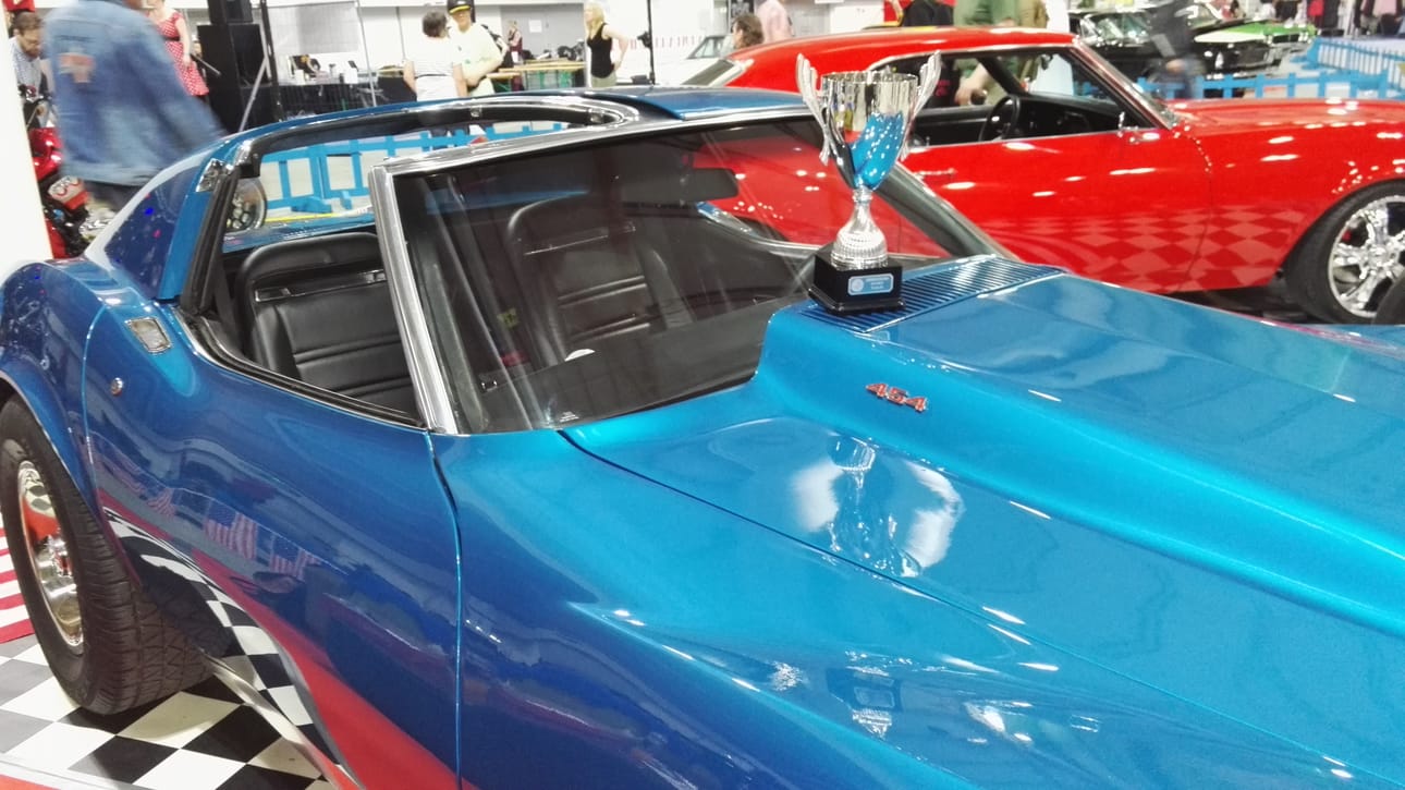 Teppo Niskasaaren Corvette palkittiin pokaalilla American car showssa Oulussa.