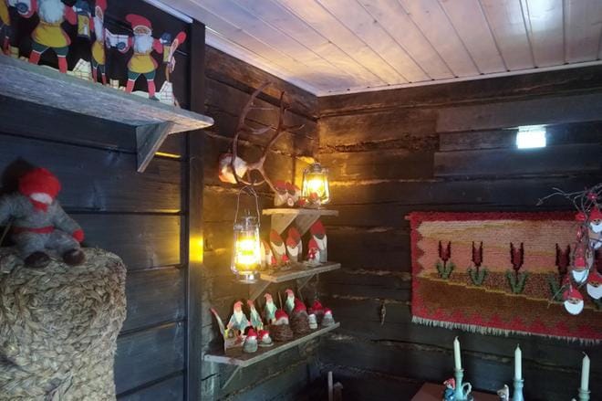 Onkos tullut joulu, nyt kesän keskelle! Vanha savusauna on kerännyt asukkaikseen tonttujoukon. KUVAT: MIIANELLA HERRALA