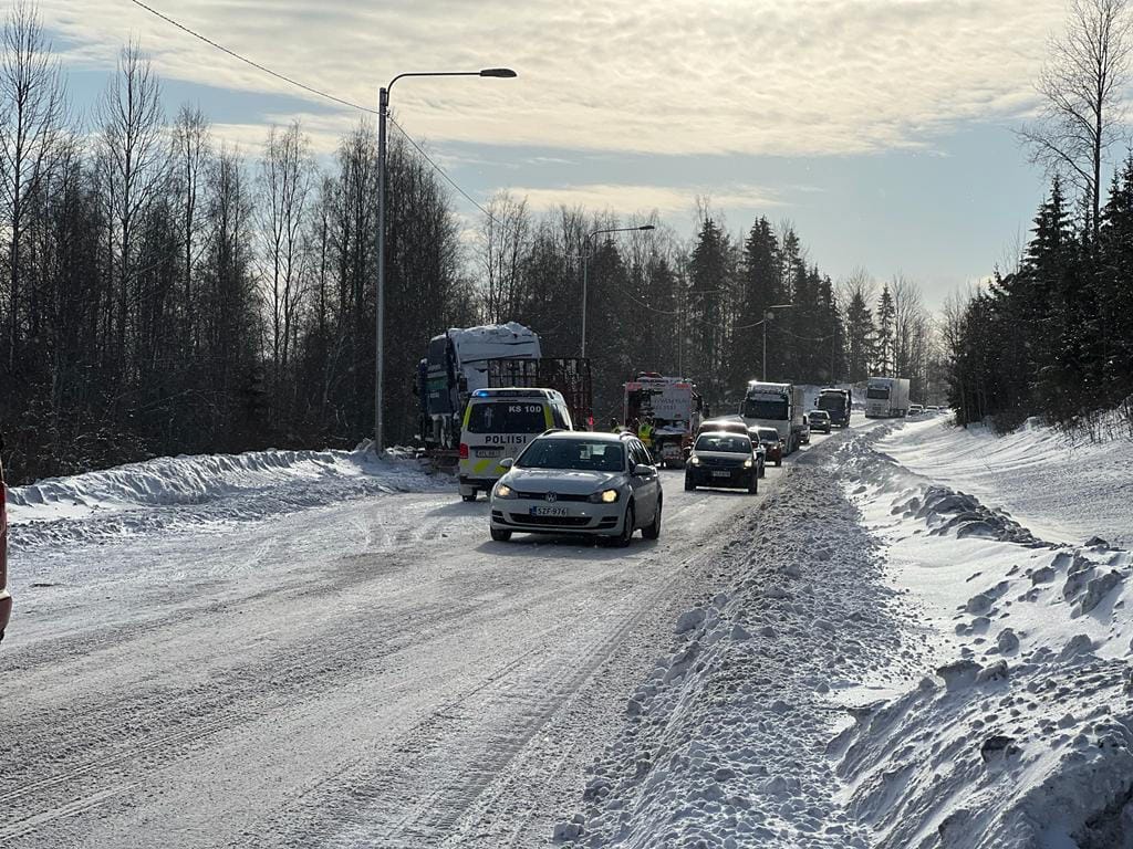Onnettomuuspaikka oli noin kaksi kilometriä Korpilahden nesteeltä Jyväskylään päin. Lehtikuva / Susanna Tikkanen