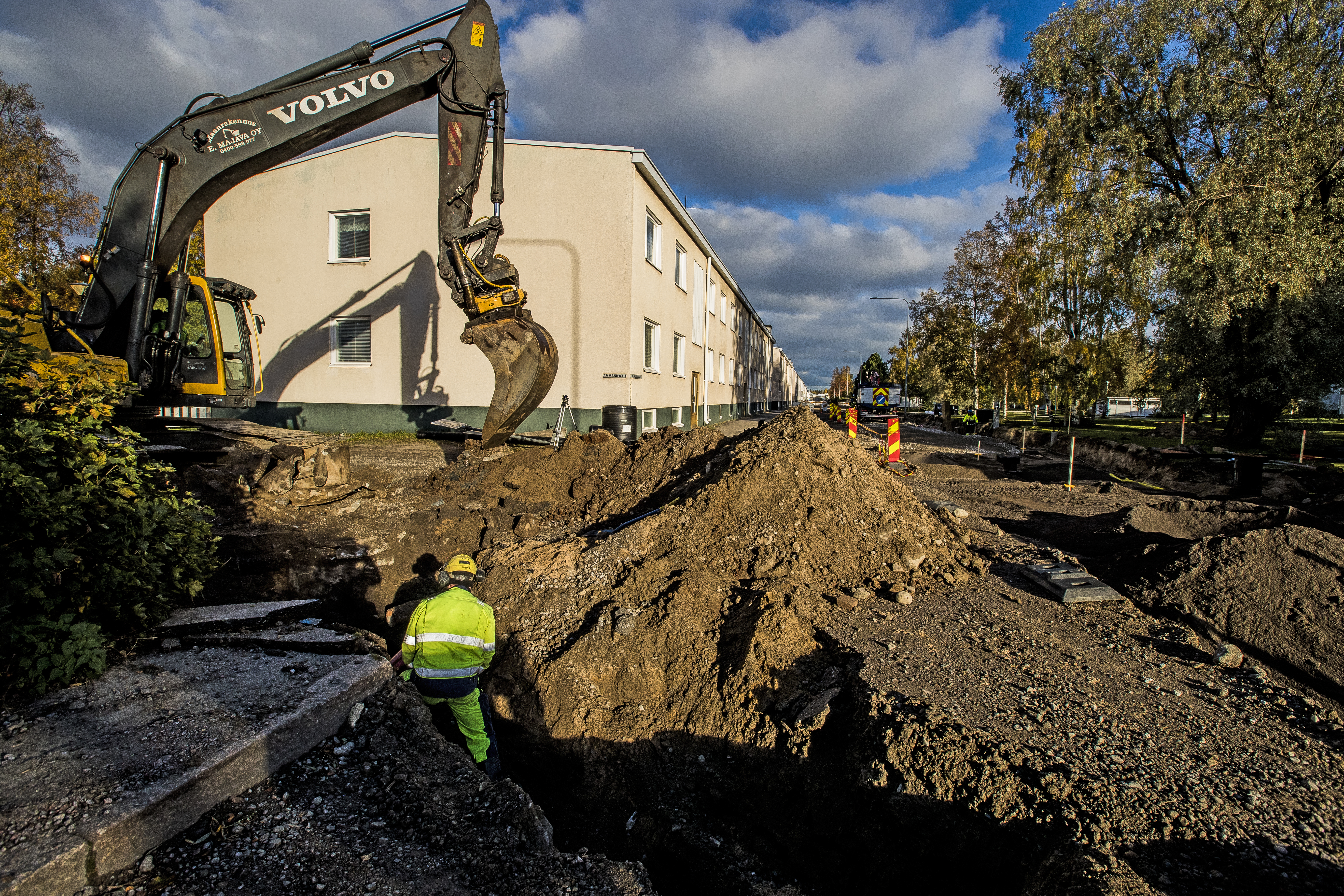 Kuntatekniikan remonttia Palokunnankadulla tehdään tänä syksynä niin kauan kuin kelit antavat myöten.